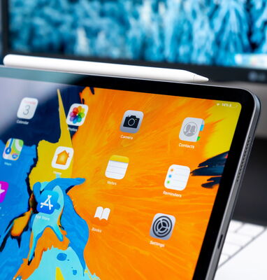 Nahaufnahme eines Tablet mit Apps auf dem Homescreen
